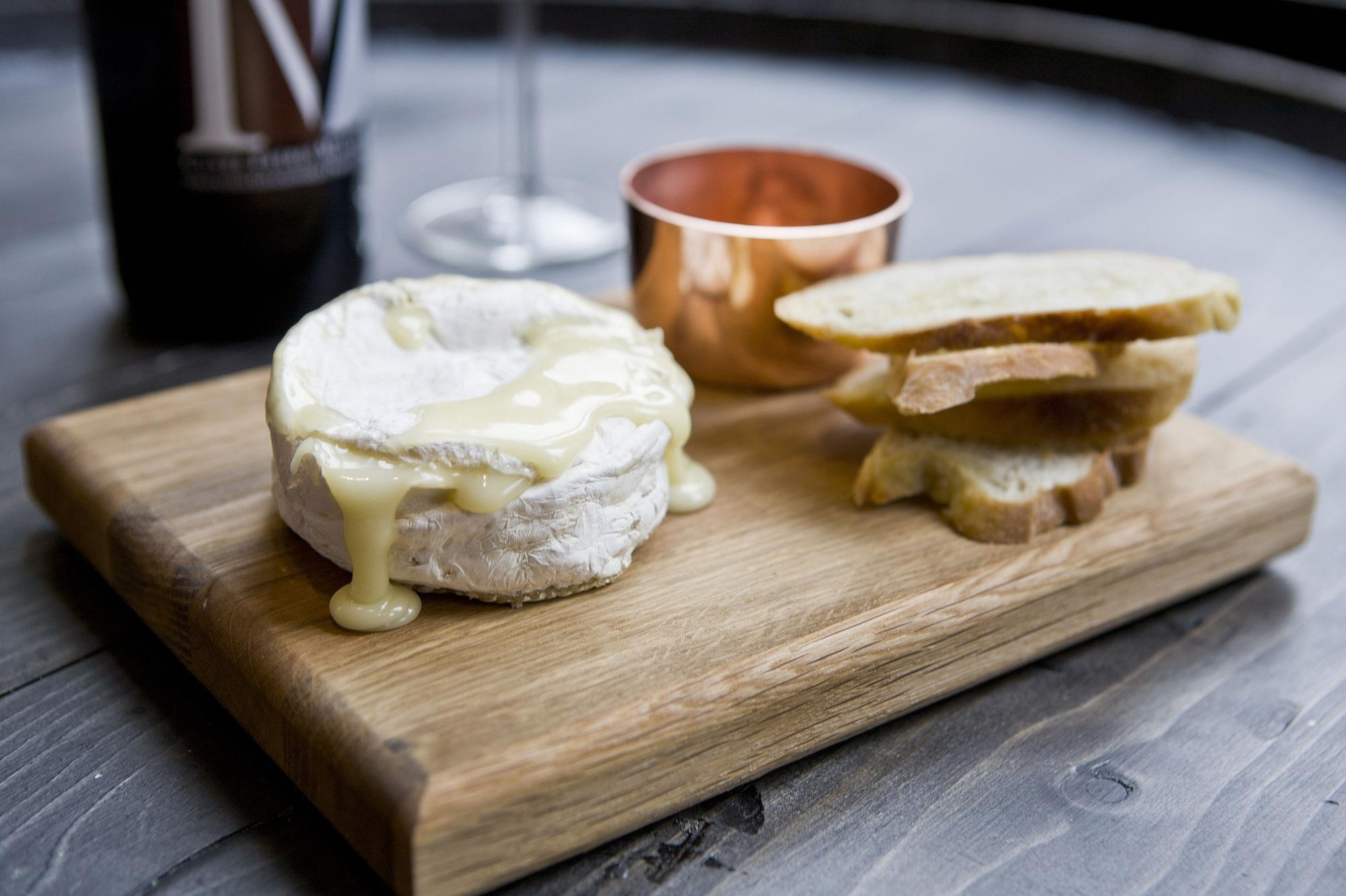 Montcalm Brewery, London City מראה חיצוני תמונה A cheese board with a wedge of Stilton