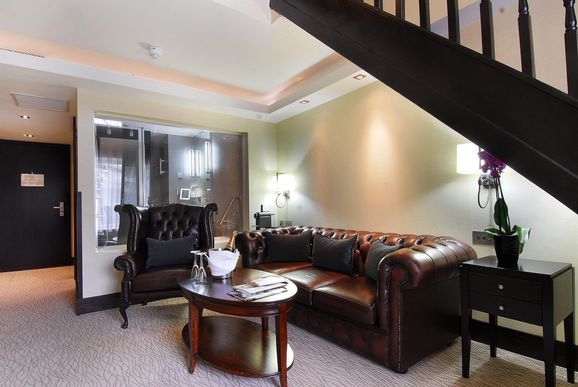 Montcalm Brewery, London City מראה חיצוני תמונה A living room in a suite at the hotel