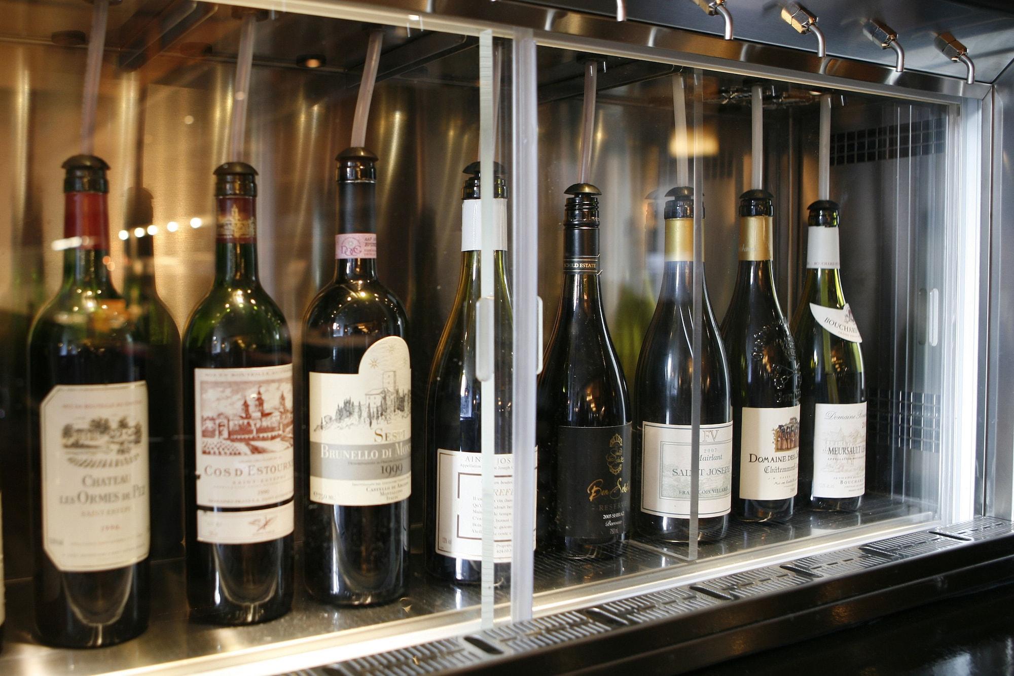 Montcalm Brewery, London City מראה חיצוני תמונה Wine bottles in a wine dispenser