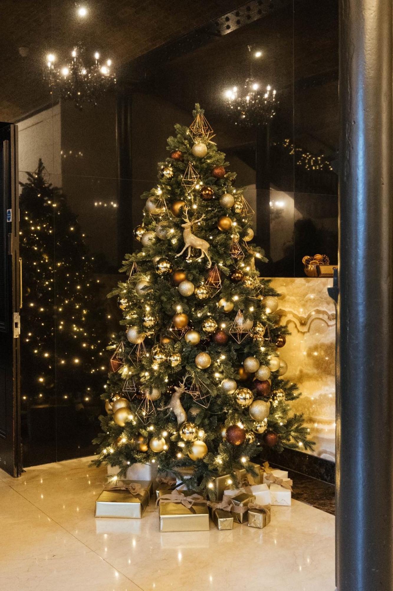 Montcalm Brewery, London City מראה חיצוני תמונה A Christmas tree in the lobby of the Four Seasons Hotel, Hong Kong